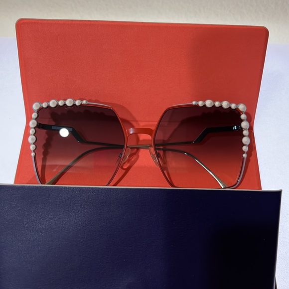 Fendi sunglasses, new with box. - Picture 10 of 11